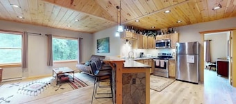 Spacious, Bright, Quiet New Suite next to Park and Close to Restaurants