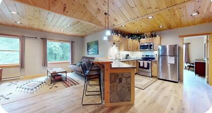 Spacious, Bright, Quiet New Suite next to Park and Close to Restaurants