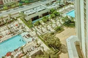 Outdoor pool, a heated pool - No Resort Fee ! Strip View Suite - Pools & Parking (Las Vegas)