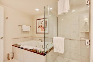 Bathtub, hair dryer, towels, soap - No Resort Fee ! Strip View Suite - Pools & Parking (Las Vegas)
