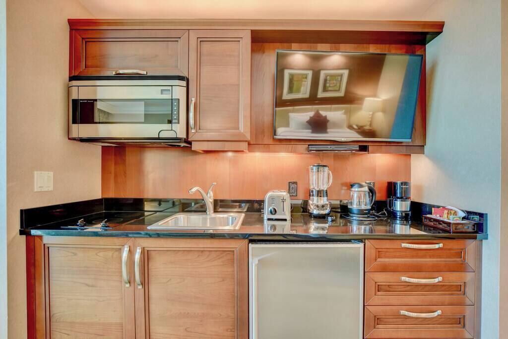 Fridge, microwave, stovetop, coffee/tea maker