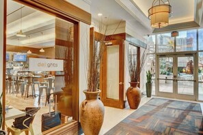 Dining - No Resort Fee ! Strip View Suite - Pools & Parking (Las Vegas)