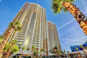 Exterior - No Resort Fee ! Strip View Suite - Pools & Parking (Las Vegas)