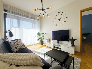 Smart TV, Netflix, DVD player, streaming services - Sunny Balcony Suite by Rotermann City Apts (Tallinn)