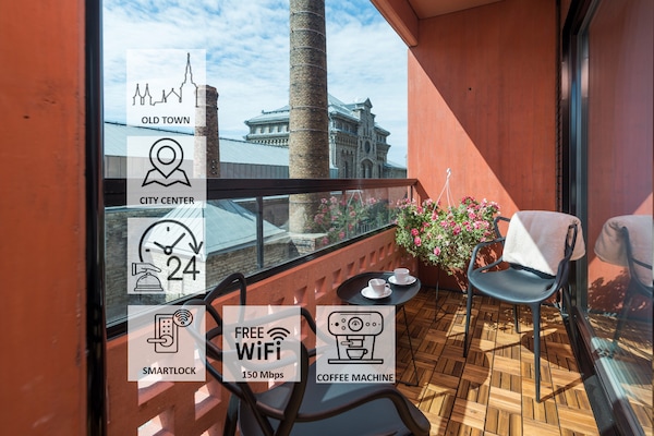 Book and get for yourself a 60 m2 1 BR apt near Old Town with 2 sunny balconies.