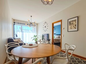 Dining - Sunny Balcony Suite by Rotermann City Apts (Tallinn)