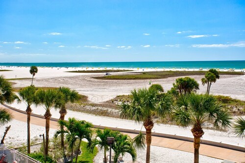 Sijaitsee täydellisellä rannalla, lähellä kaikkea! Ympäri vuoden lämmitetty uima-allas ja poreallas.