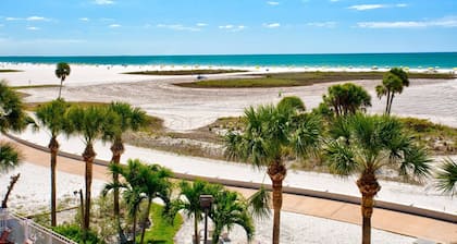 Sijaitsee täydellisellä rannalla, lähellä kaikkea! Ympäri vuoden lämmitetty uima-allas ja poreallas.