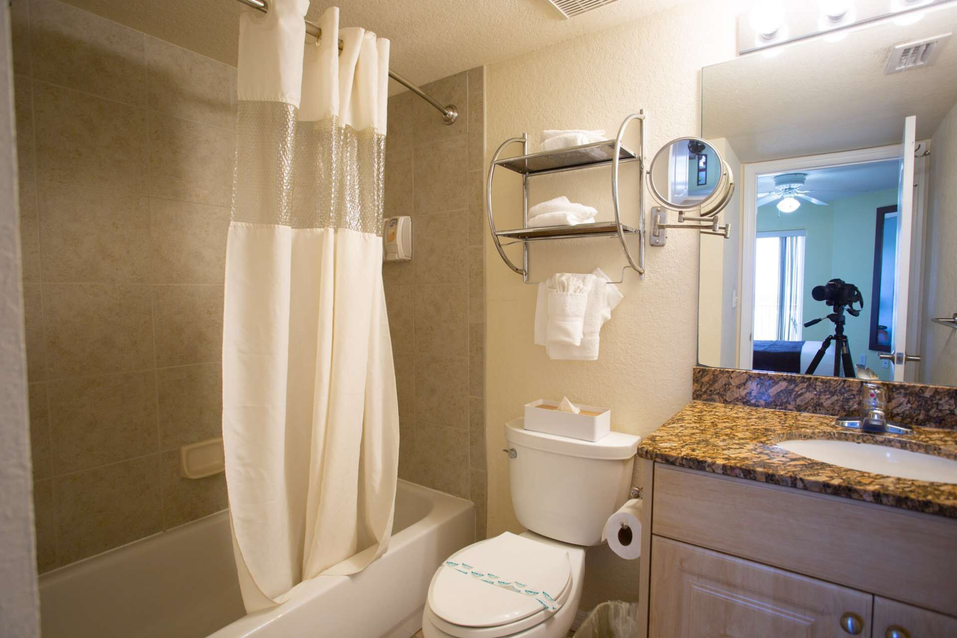 Un baño con ducha, inodoro y lavamanos.