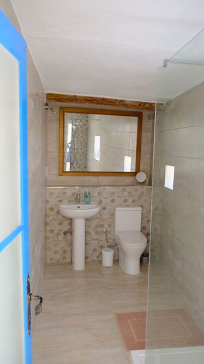 Banheira, secador de cabelo, toalhas de banho, sabonete