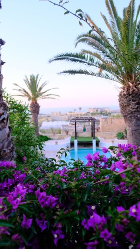 Rustikales Bauernhaus mit privatem Pool und reifem Garten mit Meerblick