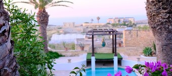 Casa de campo rústica con piscina privada y jardín maduro con vistas al mar