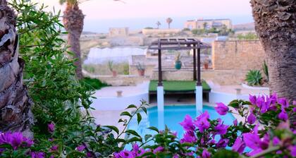 Rustikales Bauernhaus mit privatem Pool und reifem Garten mit Meerblick