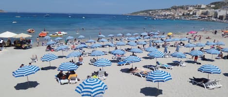 Nära stranden och strandhanddukar