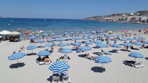 Playa en los alrededores y toallas de playa