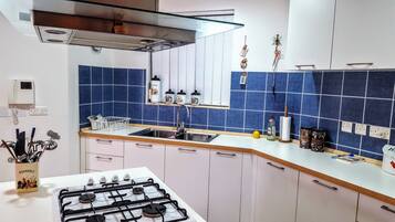 Een koelkast, een magnetron, een oven, een kookplaat