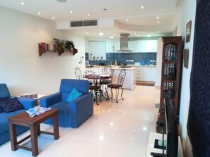 TV, books, computer monitors - Serendipity - 2 bedroom apartment in Mellieha (Mellieha)