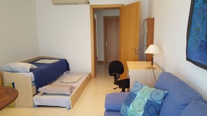 2 bedrooms, desk, travel cot, WiFi