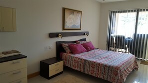 2 makuuhuonetta, työpöytä, silitysrauta/-lauta, vauvan matkasänky