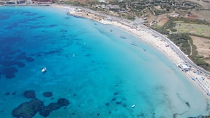 Playa en los alrededores y toallas de playa
