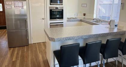 The Chilli Spot - Family accommodation beach-side. Walk into to town & beach!
