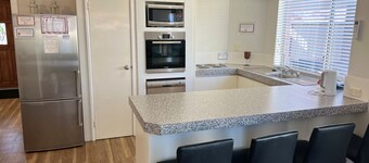 The Chilli Spot - Family accommodation beach-side. Walk into to town & beach!