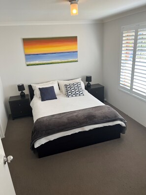 3 عدّة غرف نوم وخزنة داخل الغرفة ومكواة/لوح كي وسرير سفر