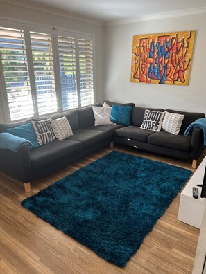 تلفزيون ذكي، ألعاب للصغار، كُتُب