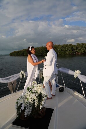 Exterior - Affordable luxury yacht charters. (Key Largo)