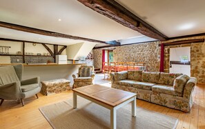 TV, table football, ping pong, books - Cottage with shared swimming pool, hot tub, fishing, tennis, UK TV and Wi-Fi (Guerquesalles)