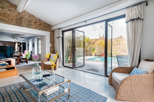 2/3 bedroom Secluded Villa 17th Century with Private heated Pool.  Provencal gem