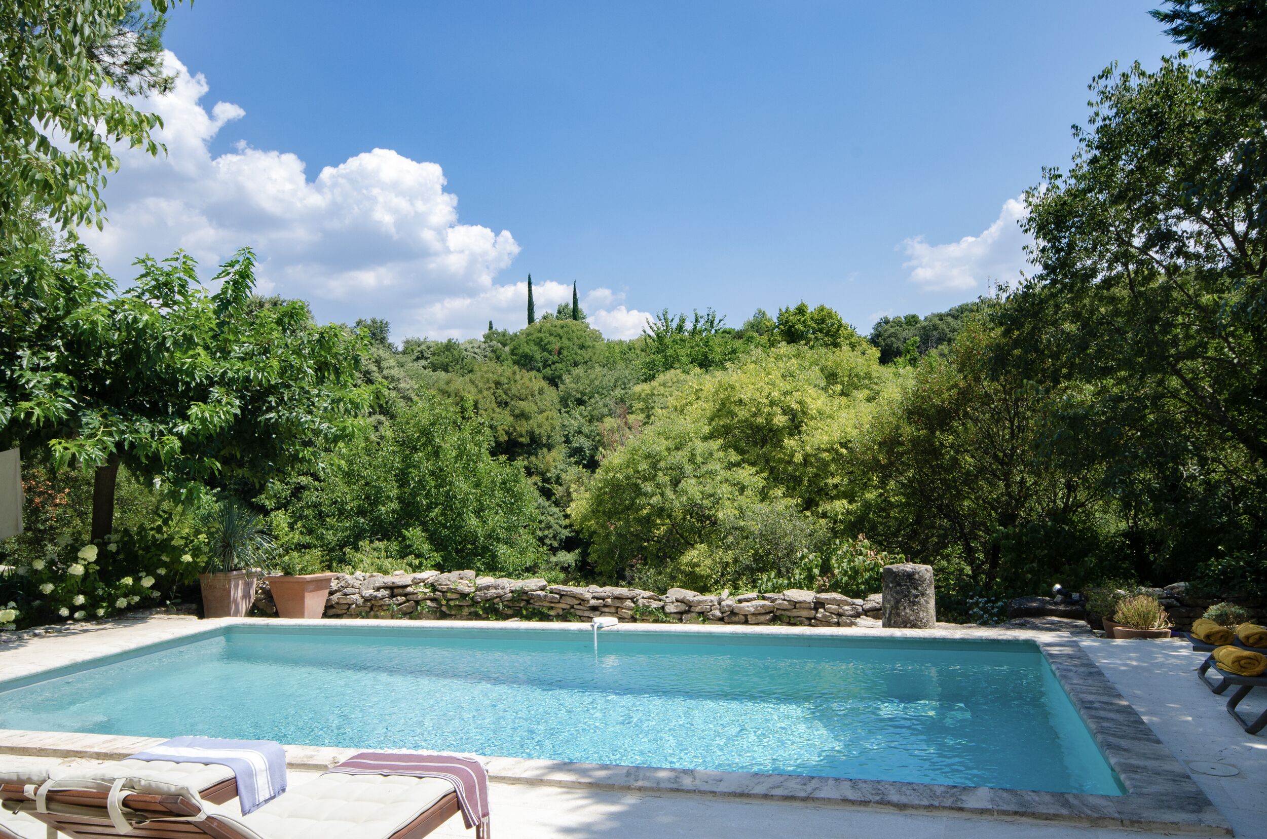 Een buitenzwembad, een verwarmd zwembad