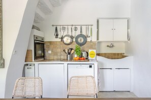 Cafetera y tetera, refrigerador, microondas y horno 