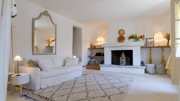 Smart-tv, eldstad, dvd-spelare och böcker