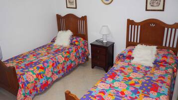4 dormitorios, tabla de planchar con plancha, Internet y ropa de cama