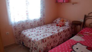 4 habitaciones, escritorio, tabla de planchar con plancha y wifi 