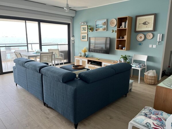 TV connectée, lecteur de DVD, livres