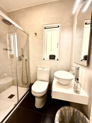 Baignoire, sĂšche-cheveux, bidet, serviettes fournies