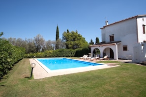 Outdoor pool - Villa Pepa S'abuleu, detached villa with garden and swimming pool. (Pula)