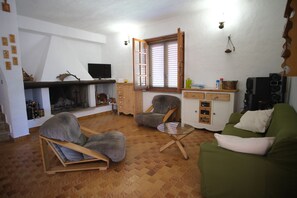 TV, fireplace, table football, stereo