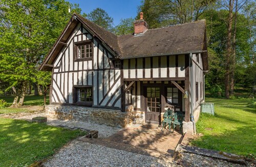 Cottage with shared swimming pool, hot tub, fishing, tennis, UK TV and Wi-Fi