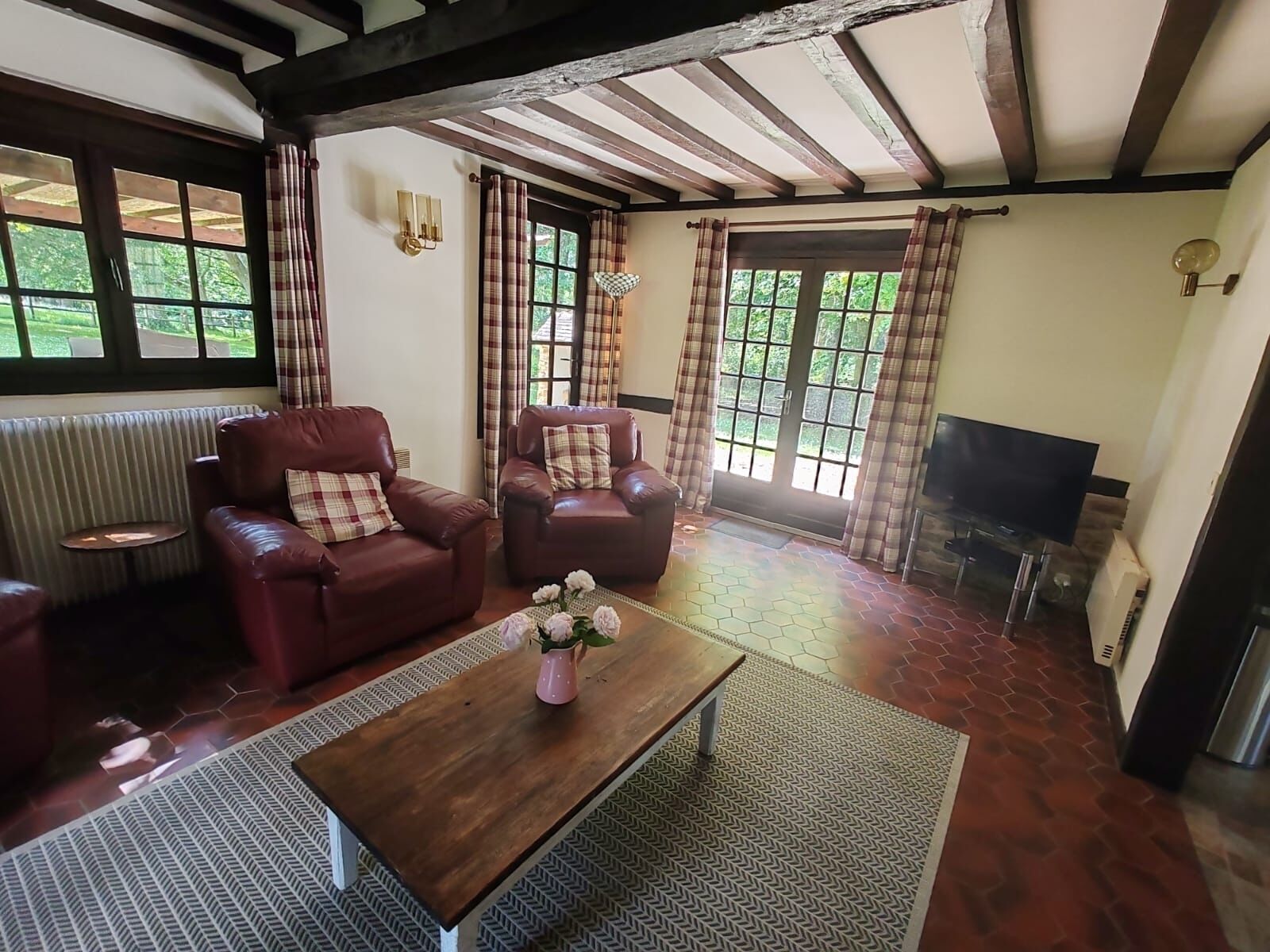 Télévision, cheminée, table de tennis de table