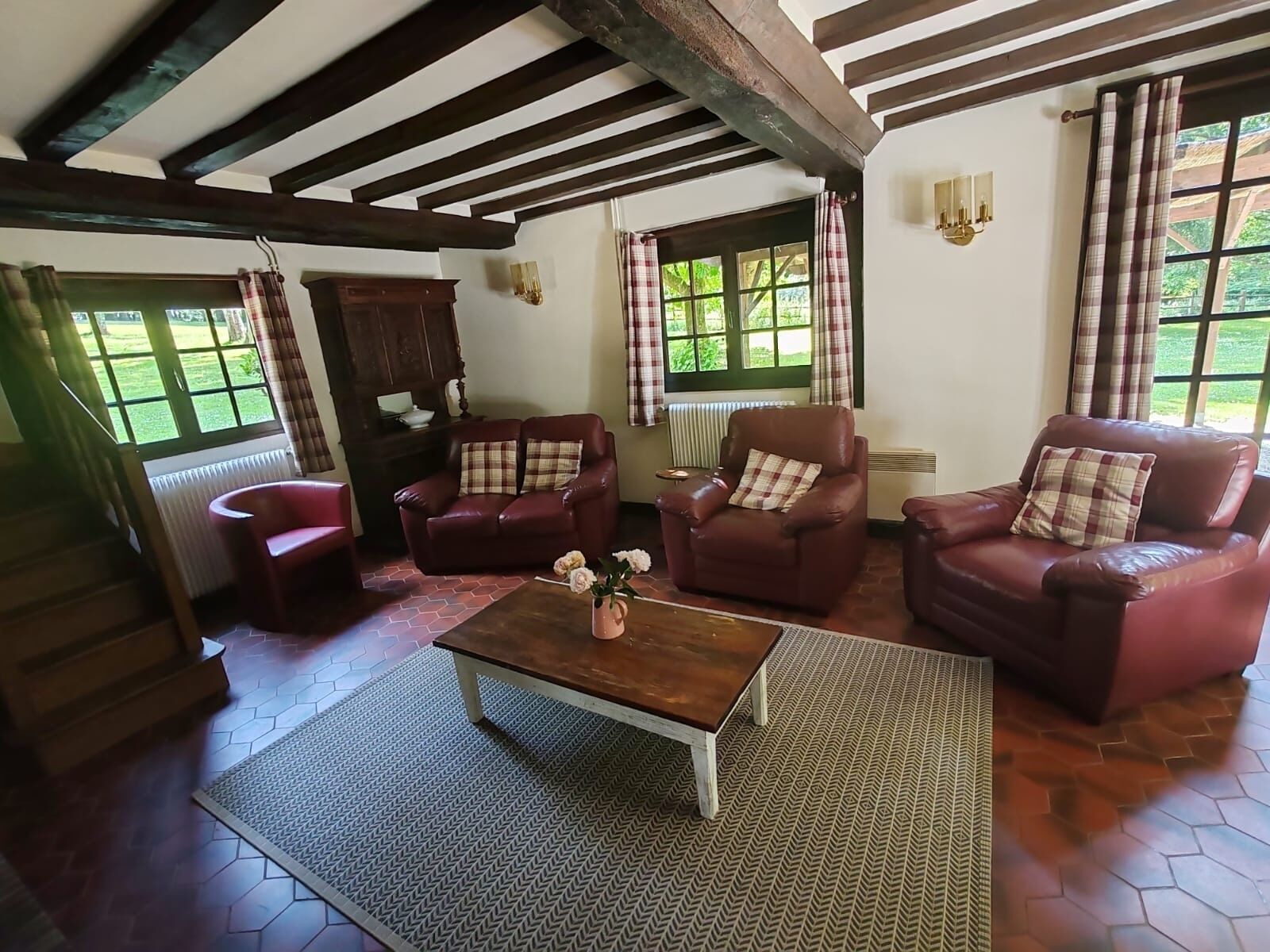 Televisión, chimenea, mesa de ping pong