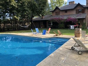 Una piscina al aire libre de temporada