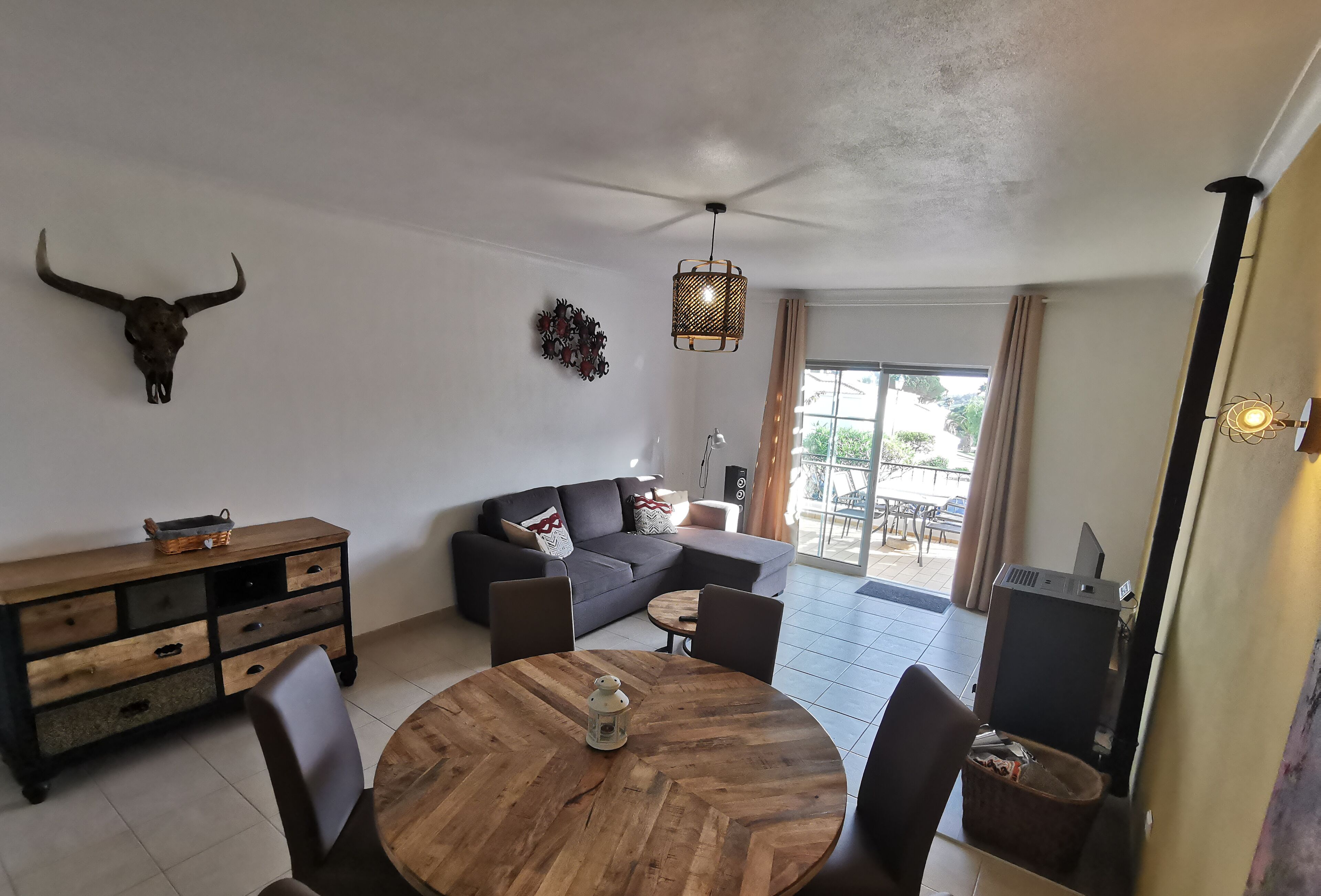 Smart TV, chimenea, videojuegos y reproductor de DVD 