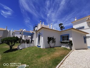 Exterior - Magnificent Golf Village Cottage, fully equipped, Wifi, large outdoor swimming pool (Budens)