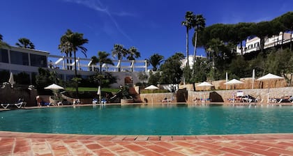 Hermosa cabaña, Golf Village, totalmente equipada, Wifi, gran piscina al aire libre