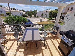 Outdoor dining - Magnificent Golf Village Cottage, fully equipped, Wifi, large outdoor swimming pool (Budens)
