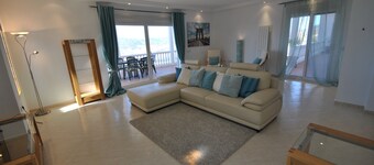 VILLA WITH LAKE VIEWS, PRIVATE POOL & PARKING 30 MIN FROM THE BEACH 