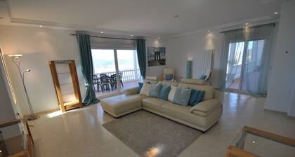 VILLA WITH LAKE VIEWS, PRIVATE POOL & PARKING 30 MIN FROM THE BEACH